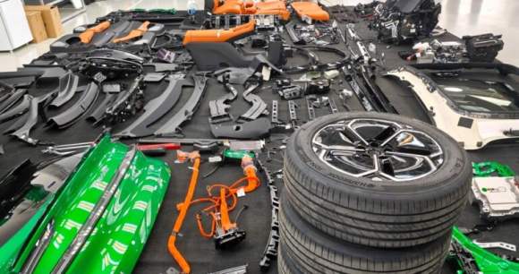 Xiaomi YU7 démonté // Source : Lei Jun via Weibo