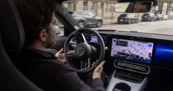Une Mercedes-Benz CLA avec MB. Drive Assist Pro // Source : Mercedes-Benz