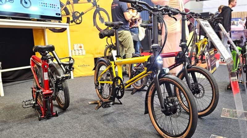 On a vu le nouveau Ahooga E‑Max&nbsp;: baisse de prix, plus de puissance et nouvelle transmission pour le vélo électrique pliant belge