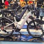 Une selle vélo avec une poignée : la belle idée de ce VTC électrique boosté par Bosch et tout équipé