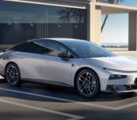 Une Xpeng P7+ se recharge sur une borne de la marque // Source : Xpeng