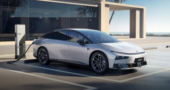 Une Xpeng P7+ se recharge sur une borne de la marque // Source : Xpeng