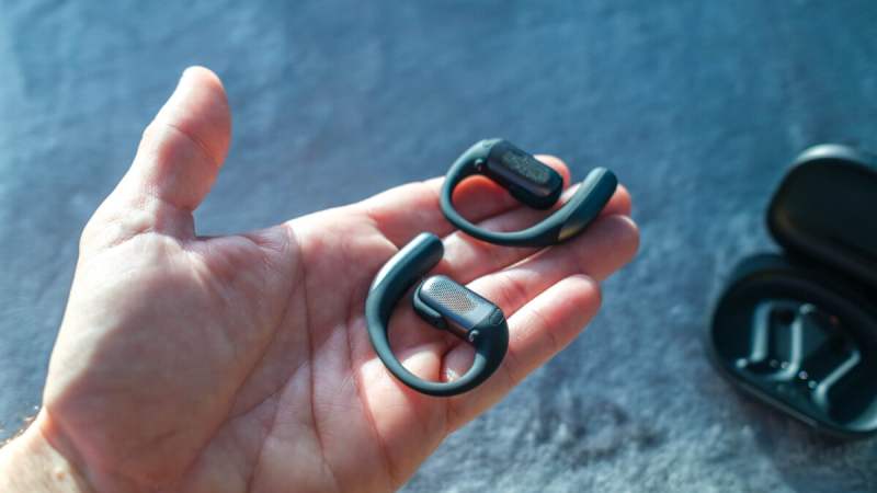 Shokz bouscule le marché avec ses OpenFit Pro qui intègrent la réduction de bruit, une première pour des écouteurs ouverts et ils sont déjà en promotion