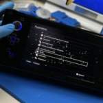 Il crée une PS4 portable avec un écran 1080p OLED