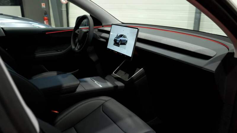 Panne électrique sur une Tesla&nbsp;: pourquoi les portes peuvent rester bloquées et comment les débloquer