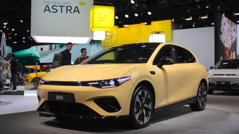 Je suis monté à bord de la Leapmotor B05, et je pense que cette voiture électrique chinoise pourrait faire mal à la Peugeot 308