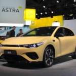 Je suis monté à bord de la Leapmotor B05, et je pense que cette voiture électrique chinoise pourrait faire mal à la Peugeot 308