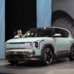 Je suis monté à bord du Kia EV2, et j’ai trouvé que cette voiture électrique abordable pouvait battre la Renault 4 E-Tech