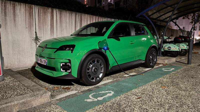 Voitures électriques : Renault braque début 2026, Tesla boit une tasse monumentale