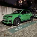 Voitures électriques : Renault braque début 2026, Tesla boit une tasse monumentale