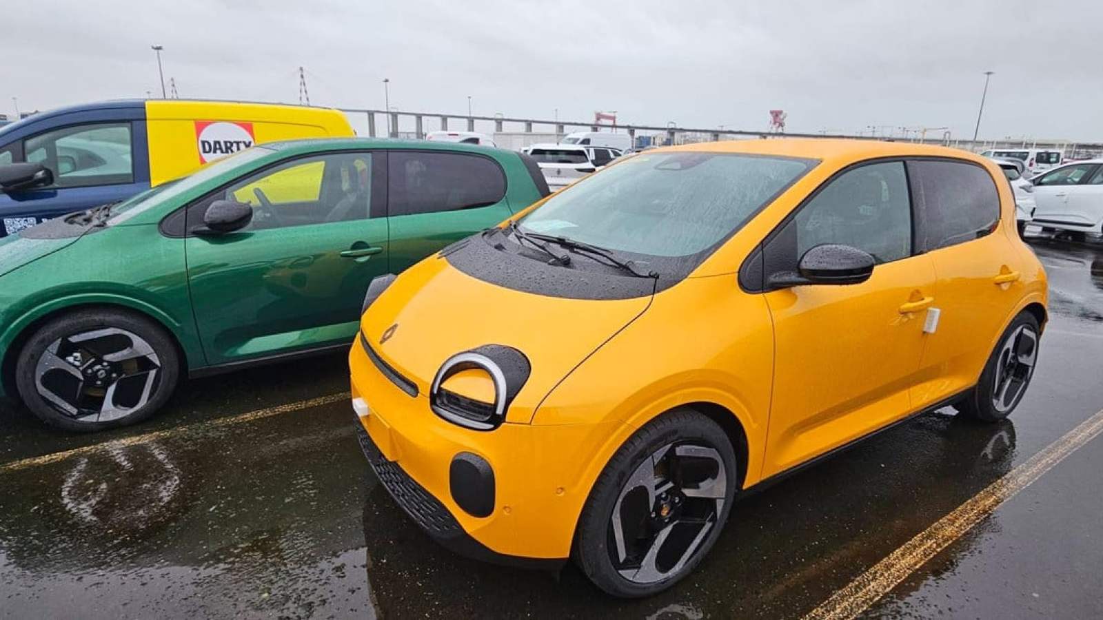 La nouvelle Renault Twingo électrique déjà surprise dans la rue : elle ne passe pas inaperçue