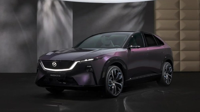 Écran XXL, design séduisant et prix compétitif&nbsp;: face au Tesla Model Y, Mazda lance une étonnante voiture électrique