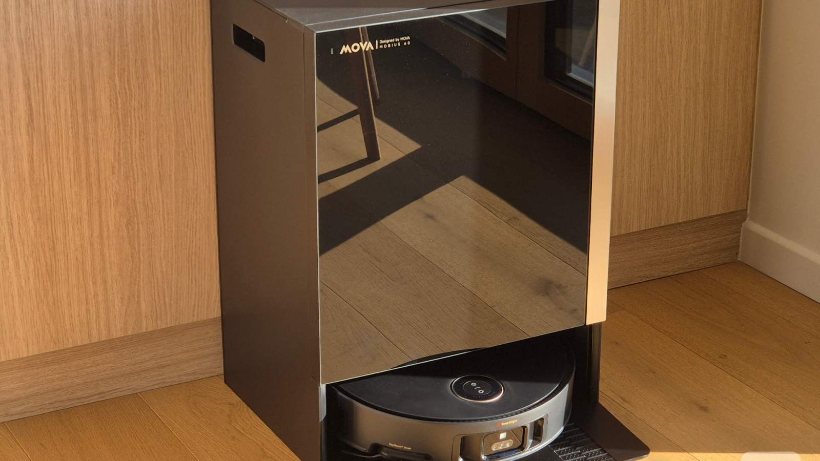 Test du Mova Mobius 60 : l’aspirateur robot qui peut stocker, nettoyer et échanger des jeux de serpillières automatiquement