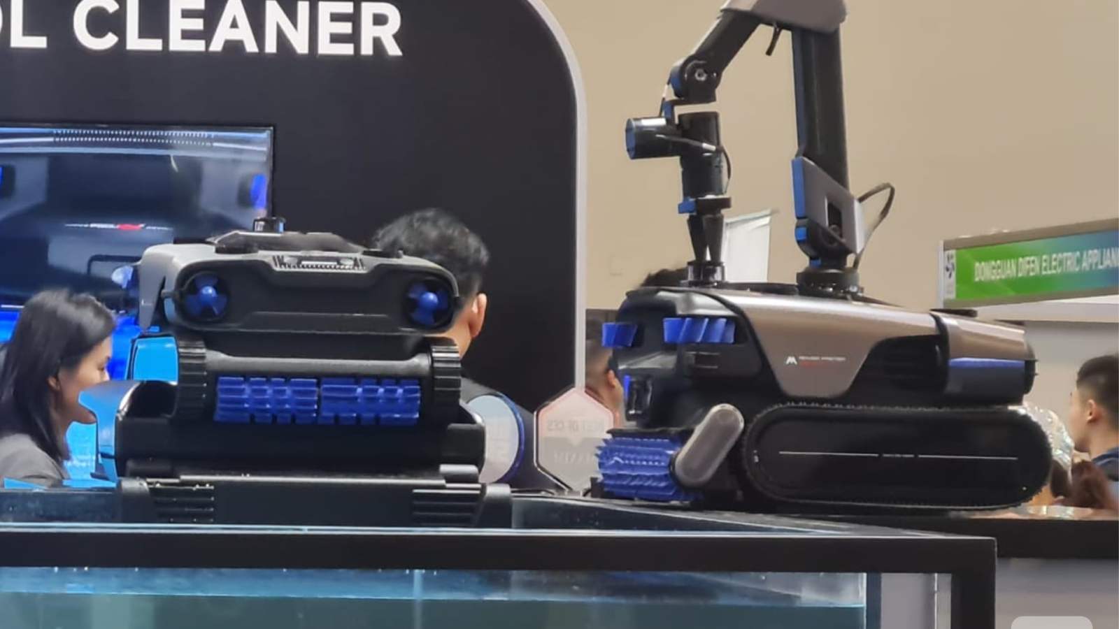 Mova Rover Master : j’ai vu le robot de piscine du futur qui a un bras articulé pour servir l’apéro