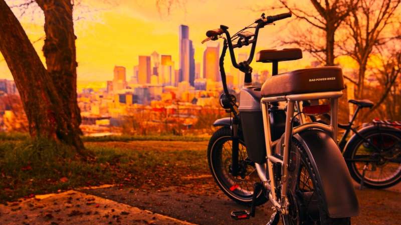 Le sort s’acharne sur Rad Power Bikes : après la faillite, un énorme incendie ravage l’un de ses magasins