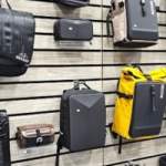 Fabriquées avec de vieilles chambres à air et des bouteilles recyclées, ces sacoches vélo détonnent