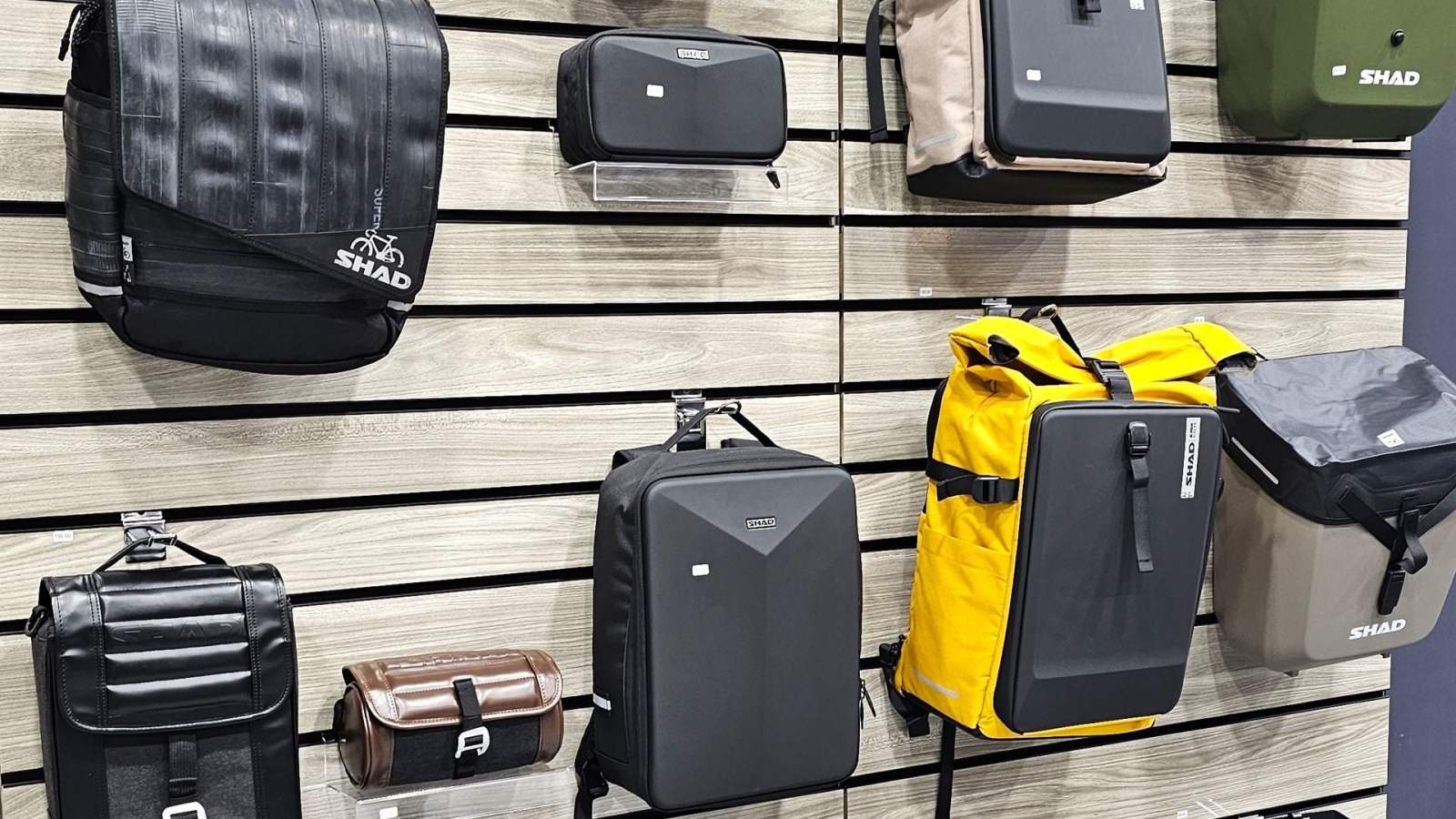 Fabriquées avec de vieilles chambres à air et des bouteilles recyclées, ces sacoches vélo détonnent