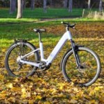 Un moteur ultra puissant dans un VTC électrique ultra équipé : on a testé le Scott Axis 20 Wave, et c&rsquo;est du lourd