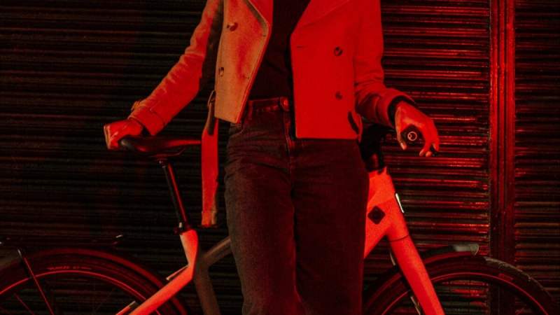 «&nbsp;Interdit de le photographier&nbsp;»&nbsp;: nous avons pu voir le speedbike électrique du futur et son écran géant inédit