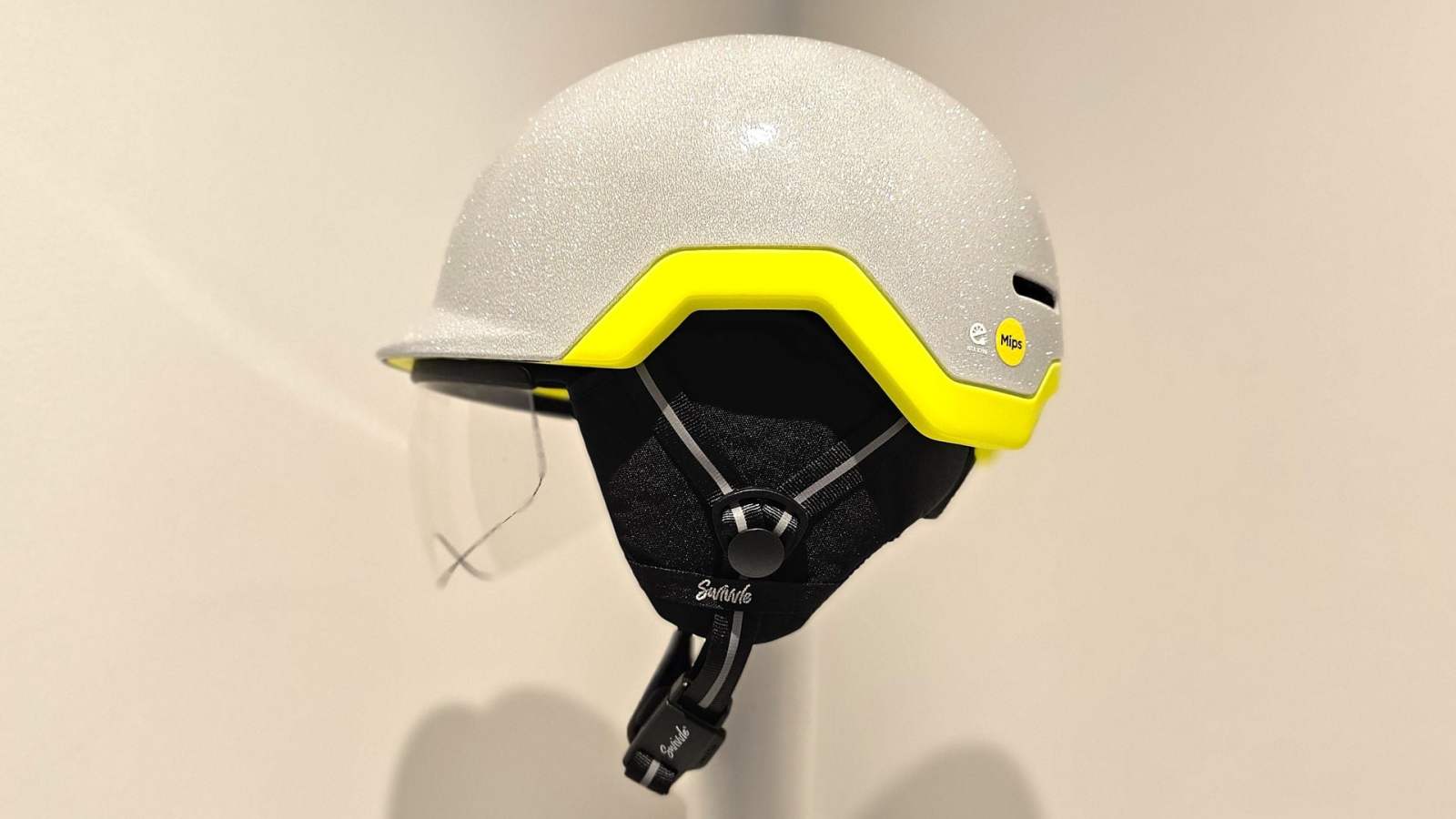 Entièrement réfléchissant, ce casque vélo propose une visière magnétique : pourquoi c’est une très bonne idée