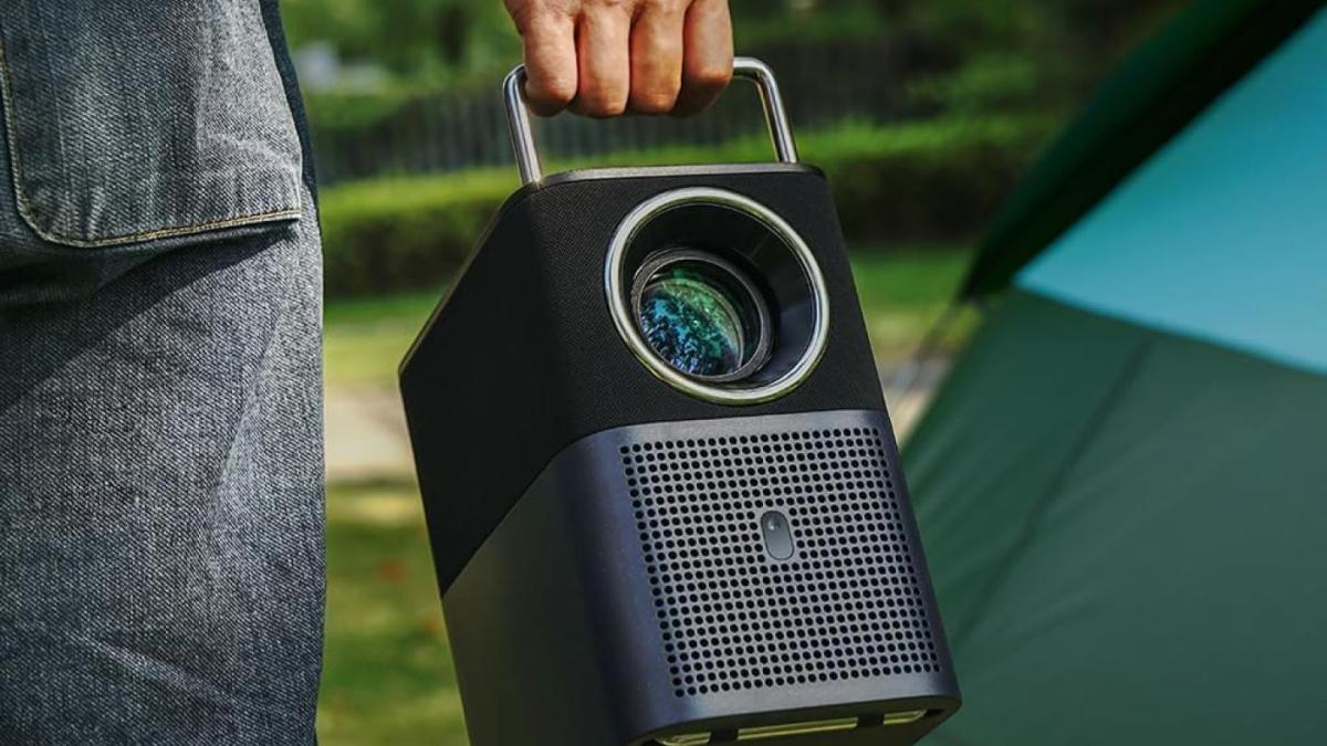 Image Ce bon vidéoprojecteur Full HD compact sous Google TV perd 20 % de son prix lors d’une vente flash sur Amazon