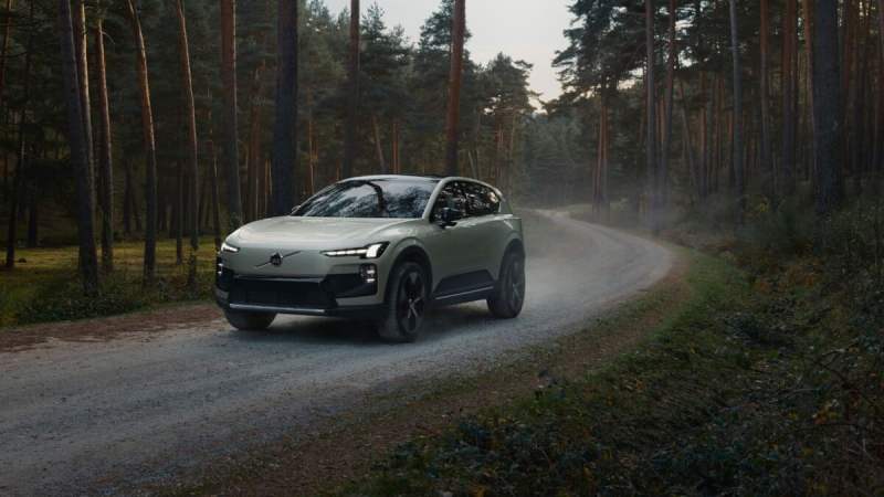 Le Volvo EX60 électrique aux 810 km d’autonomie reçoit déjà une nouvelle version pour traîner dans la boue