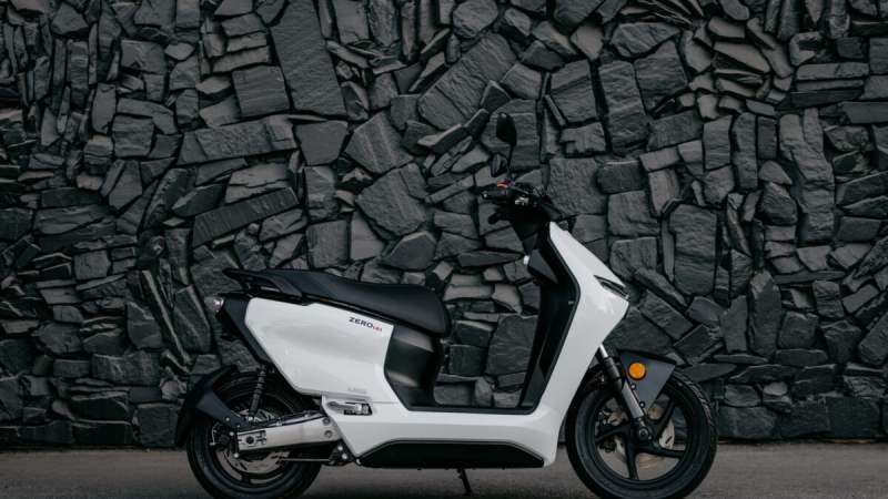 Grosse puissance et autonomie : le pionnier de la moto électrique lance son tout premier scooter électrique à un prix attractif