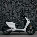 Grosse puissance et autonomie : le pionnier de la moto électrique lance son tout premier scooter électrique à un prix attractif