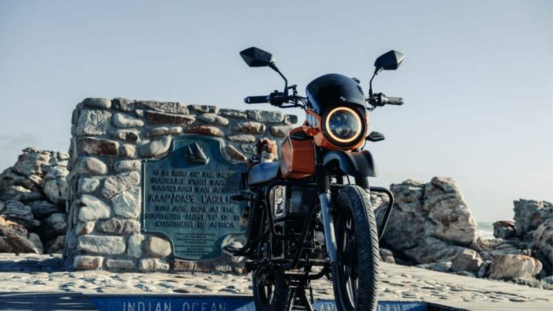 6 200 km en Afrique : voici l’épopée de cette moto électrique rechargée uniquement au soleil