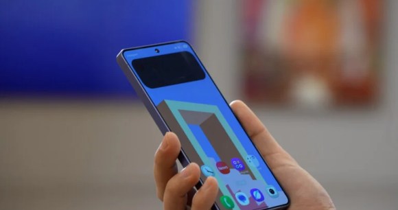 L'affichage confidentiel en fonctionnement sur une notification entrante. // Source : Arnaud Gelineau - Frandroid L'affichage confidentiel en fonctionnement sur une notification entrante. // Source : Arnaud Gelineau - Frandroid