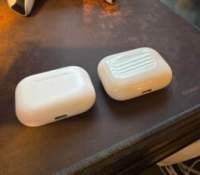 Boîtier d'AirPods Pro foncé vs finition brillante originale // Source : Dust-by-Monday