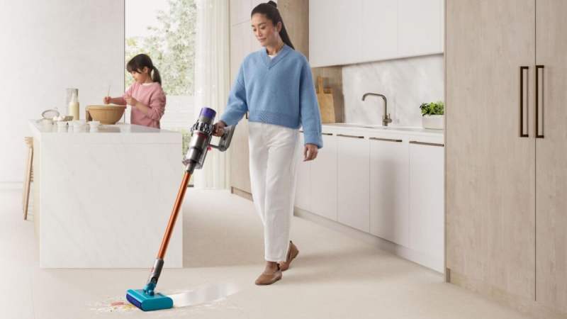 Dyson casse le prix de son balai aspirateur qui lave aussi les sols&nbsp;: une offre à ne pas manquer 