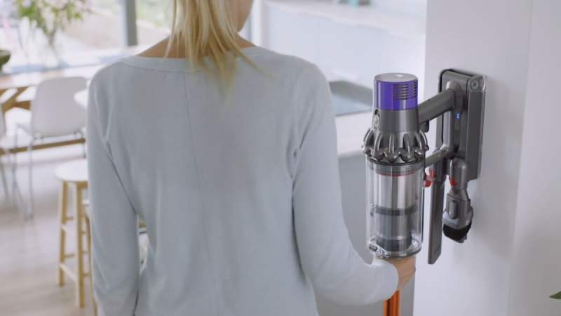 Amazon casse le prix du Dyson V10 Submarine, un aspirateur laveur 2-en-1 efficace