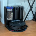 Ultrapuissant, dopé à l&rsquo;IA et noté 9/10, le récent robot aspirateur-laveur de Dyson est encore plus recommandable avec 300 € de moins
