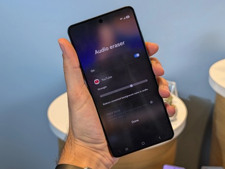 Gomme audio avec une vid&eacute;o YouTube sur Samsung One UI 8.5 // Source : Omar Belkaab - Frandroid