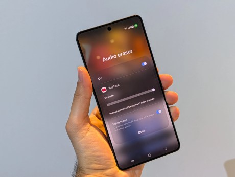 Gomme audio avec une vid&eacute;o YouTube sur Samsung One UI 8.5 // Source : Omar Belkaab - Frandroid