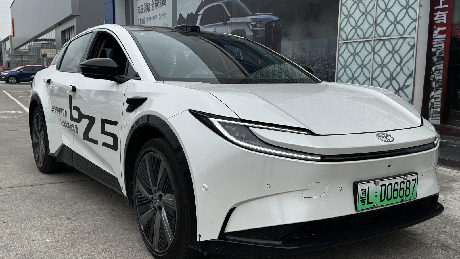 On a conduit le Toyota BZ5 électrique en Chine et le constat est rude malgré une technologie BYD