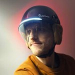On a testé le casque (presque) parfait pour le vélotaf : clignotants, feu stop et phare ultra lumineux pour être réellement visible
