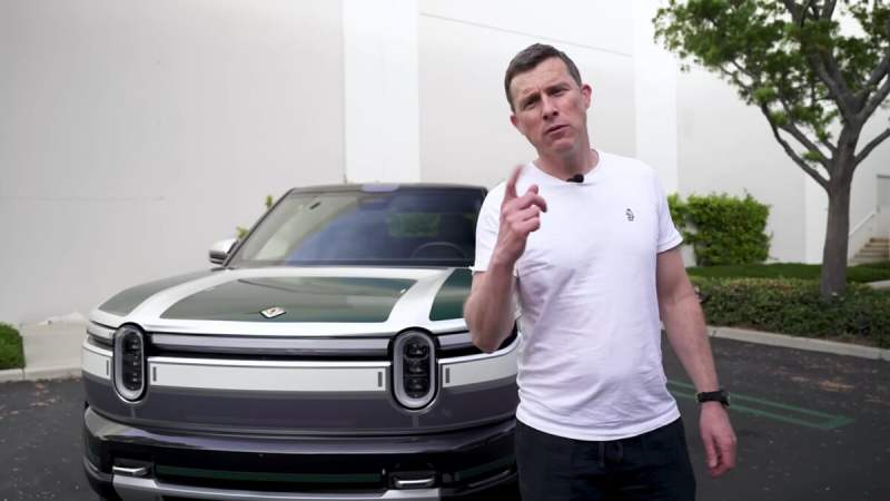 “Pourquoi je ne recommanderais plus jamais une Tesla”&nbsp;: ces journalistes ont testé le Rivian R2 électrique et ont enfin trouvé un vrai concurrent au Tesla Model Y
