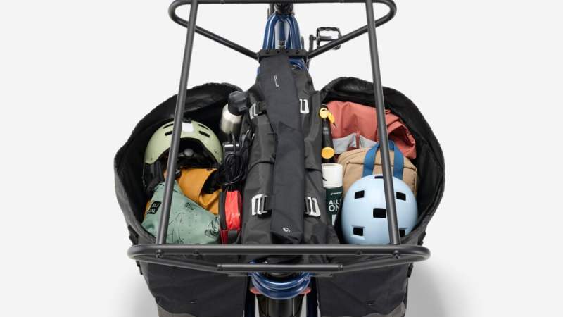 Double sacoche, plateforme avant et repose-pied&nbsp;: Decathlon dégaine une série d&rsquo;accessoires pour son nouveau longtail électrique
