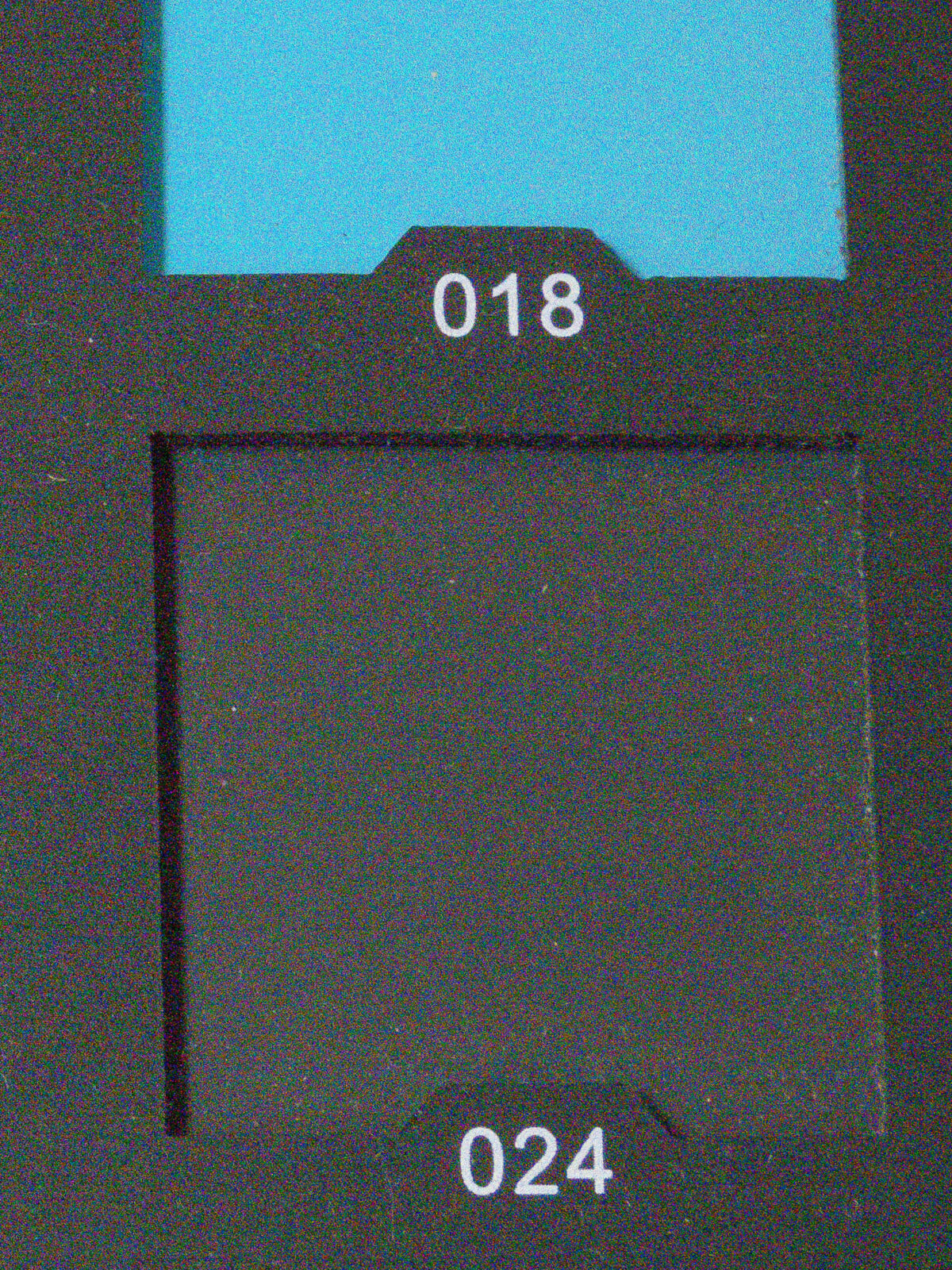 Images sous-exposée de 5 IL et éclaircie, avec apparition du bruit de fond Images sous-exposée de 5 IL et éclaircie, avec apparition du bruit de fond