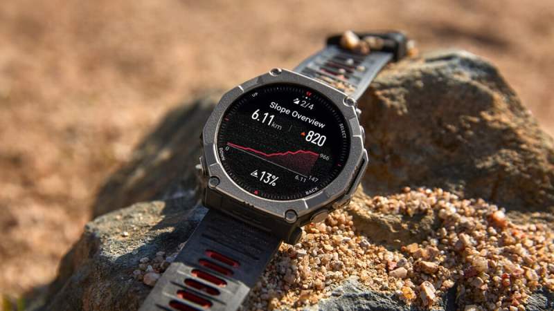 Un mois d’autonomie et écran ultra lumineux : cette nouvelle montre d’aventure veut détrôner Garmin