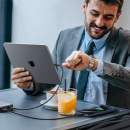 Amazon retire 34 % sur cette batterie externe Ugreen de 25 000 mAh (145 W) qui recharge 3 appareils en même temps