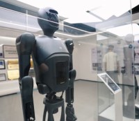Visite _ COMMENT la CHINE PRODUIT des MILLIONS de ROBOTS pour NOS SUPERMARCHÉS et HOTELS 1-44 screenshot