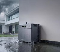 Inutile de l'entreposer à l'intérieur, la batterie Zendure SolarFLow 2400 AC+ résistant à l'eau et à la poussière // Source : Zendure