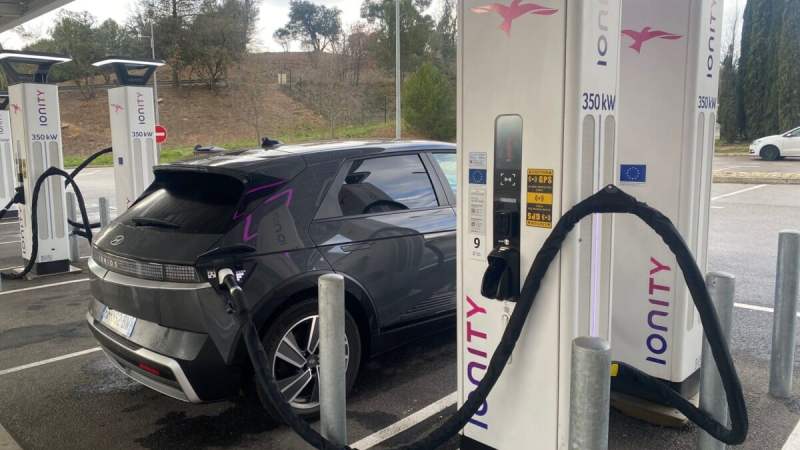 «&nbsp;Attention&nbsp;: câble protégé par alarme&nbsp;»&nbsp;: Ionity sort l’artillerie lourde face aux vols de câble sur ses borne de recharge