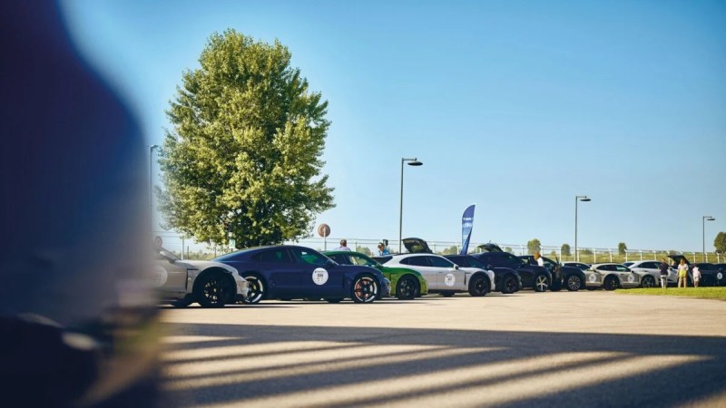 Ces passionnés ont trouvé une solution impressionnante pour recharger 73 voitures électriques en plein milieu des Alpes