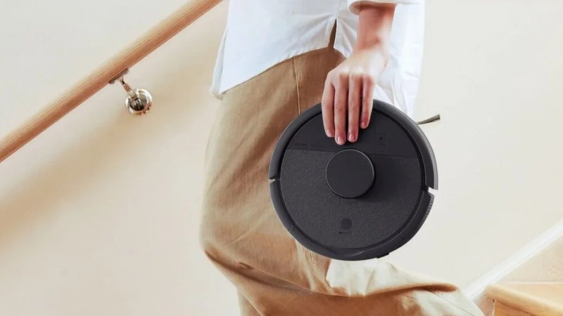 L&rsquo;iRobot Roomba Mini est petit, aspire, lave et passe sous les 300&nbsp;€