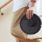 L&rsquo;iRobot Roomba Mini est petit, aspire, lave et passe sous les 300 €