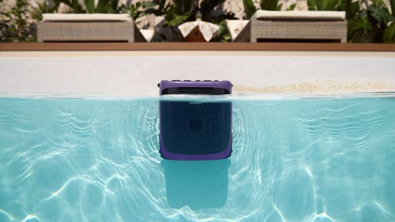 Ce nouveau robot de piscine Beatbot s&rsquo;occupe (enfin) de la surface&nbsp;: voici le Sora 70